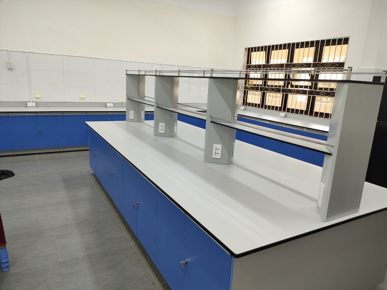 TT Furniture Group cung cấp bàn thí nghiệm cho phòng lab