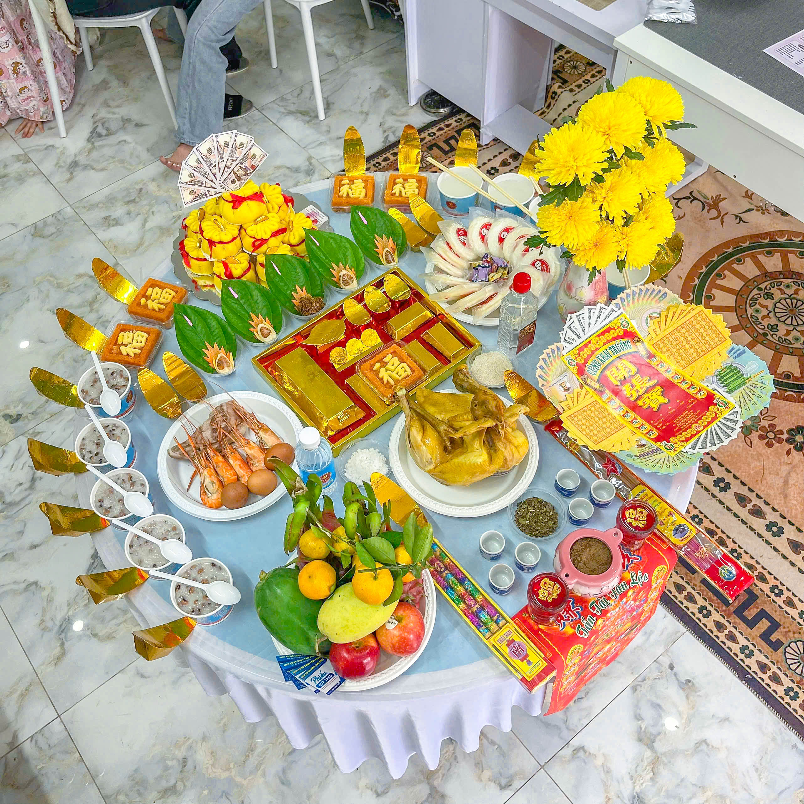 Chiêu Tài Hút Lộc Với Tháp Bánh Bao Túi Tiền Trên Mâm cúng