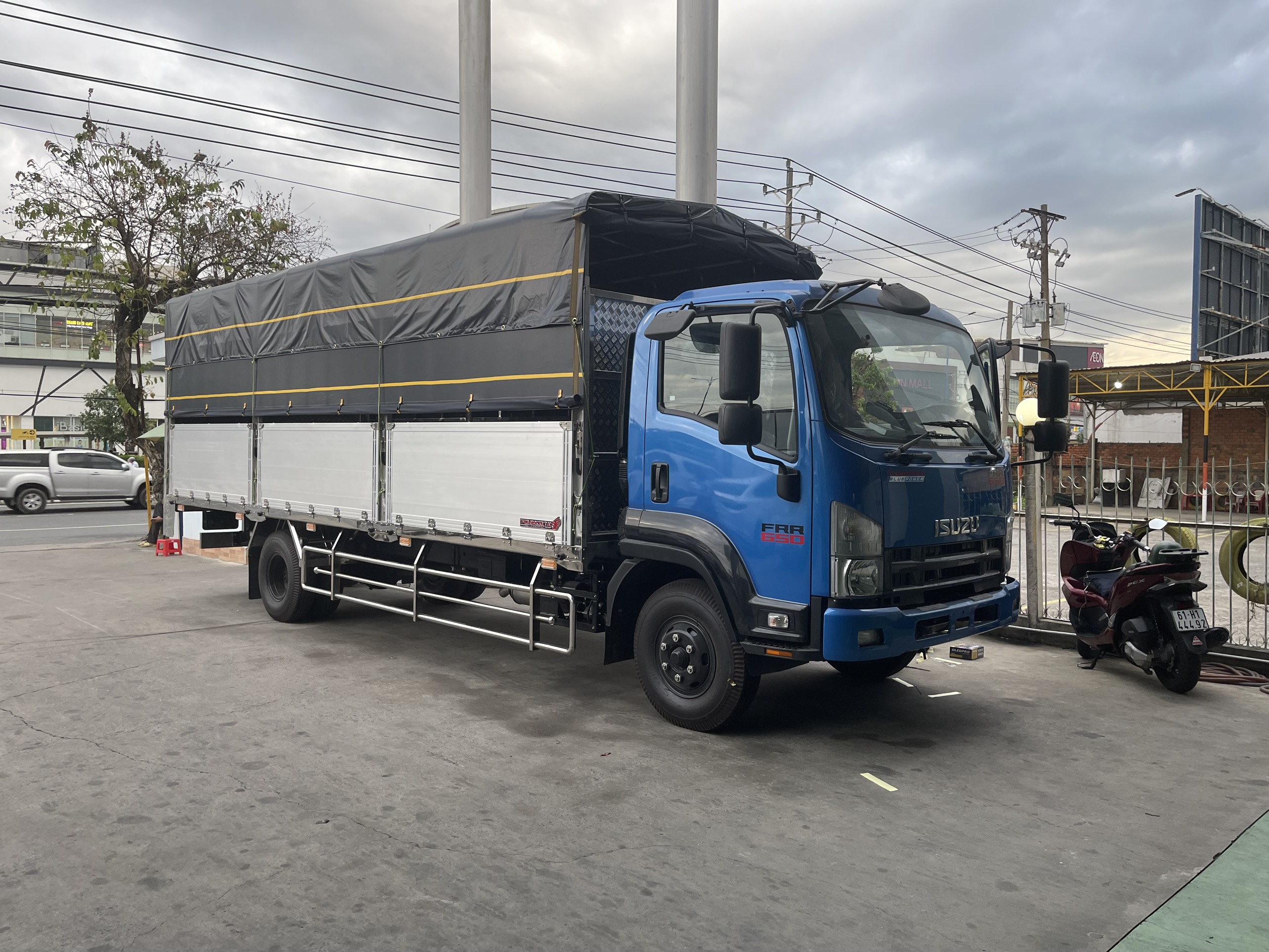 Xe tải ISUZU FRR650 thùng mui bạt bửng nhôm