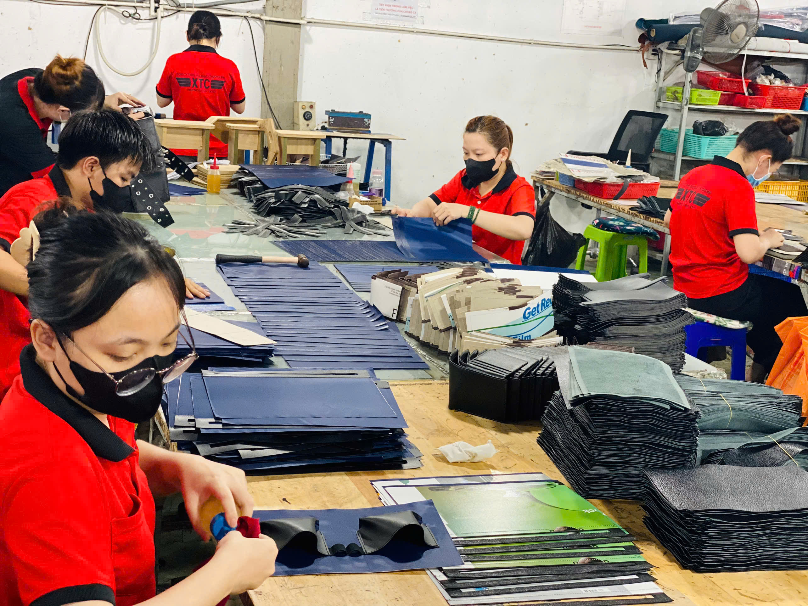 Xưởng Quà Tặng Đồ Da Đại Hội In Dập Logo Chuyên Nghiệp