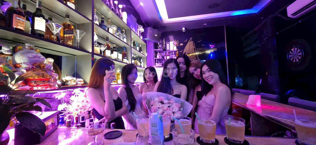 BAR Q1 tuyển nữ NV có ngoại hình ưu tiên biết tiếng Anh