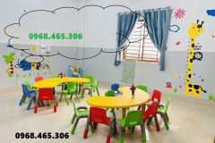 Bàn bán nguyệt mầm non 4 màu, bàn oval mầm non nhập khẩu