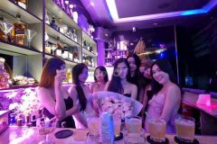BAR Q1 tuyển nữ NV có ngoại hình ưu tiên biết tiếng Anh