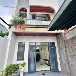 NHÀ ĐẸP GẦN TRỤC ĐƯỜNG LỚN ĐT 826 – CẦN ĐƯỚC – LONG AN – DT 90m² – GIÁ 2.3 TỶ