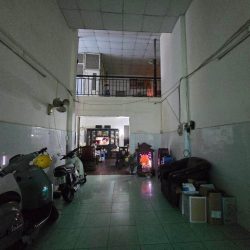 Nhà nở hậu 8m, mặt sau nhà dự phóng đường 12m ra mặt tiền, gần sân bay.