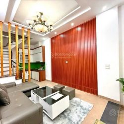 Bay nhanh Phố Cự Lộc, nhà dân xây, 2 thoáng, ngõ thông, cách 20m oto tránh, sổ