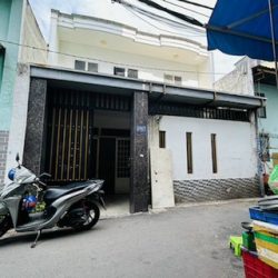 Nhà 1 lầu, cứng cáp, đường ô tô thông, ngay tân chánh hiệp 18 gần tô ký