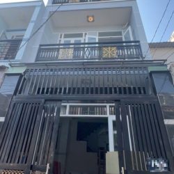 Nhà mới đúc bt cốt thép 2 lầu đường ô tô đông bắc kế bên công viên pm quang trun
