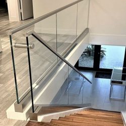 Giải pháp chống bám bẩn và trầy xước cho lan can kính