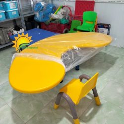 Bàn nhựa mầm non hình vòng cung nhập khẩu 4 màu