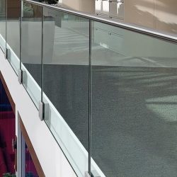 Những đặc điểm nổi bật của lan can kính cường lực