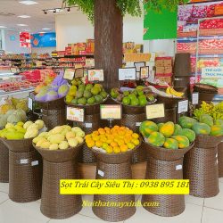 Sọt mây trưng bày trái cây trong siêu thị