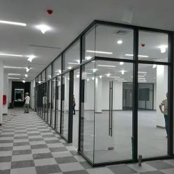 So sánh vách ngăn nhôm kính và vách ngăn thạch cao