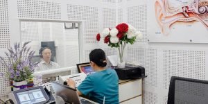 Vì sao nên đeo máy trợ thính 2 tai