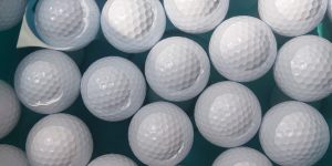 Bóng (banh) golf nổi đánh ra hồ