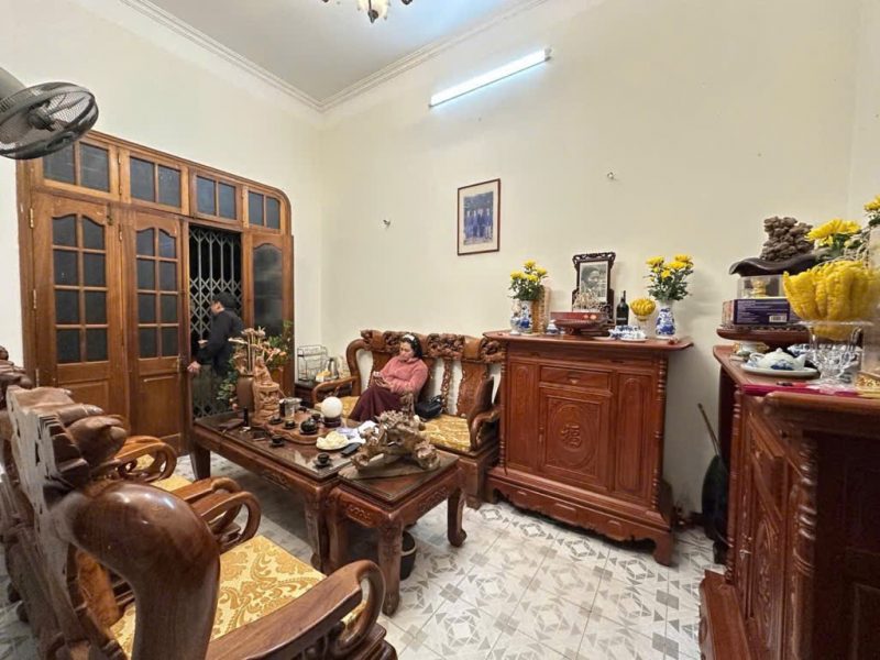 ban-80m-thanh-nhan-tang-nha-o-to-do-cua-vao-nha-hai-ba-trung