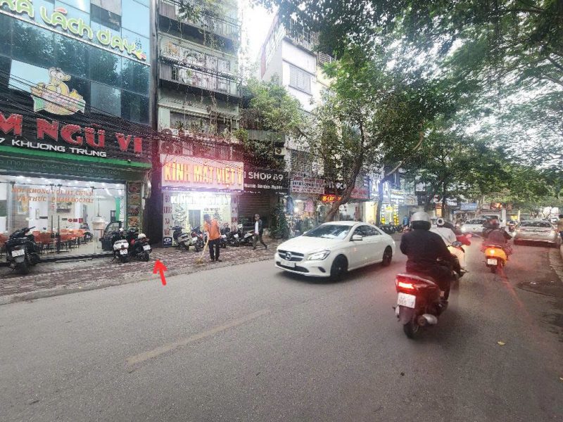 ban-dat-yen-so-tam-trinh-60m-phan-lo-x2b-via-he-o-to-dung-do-ngay-dem-hoang-mai