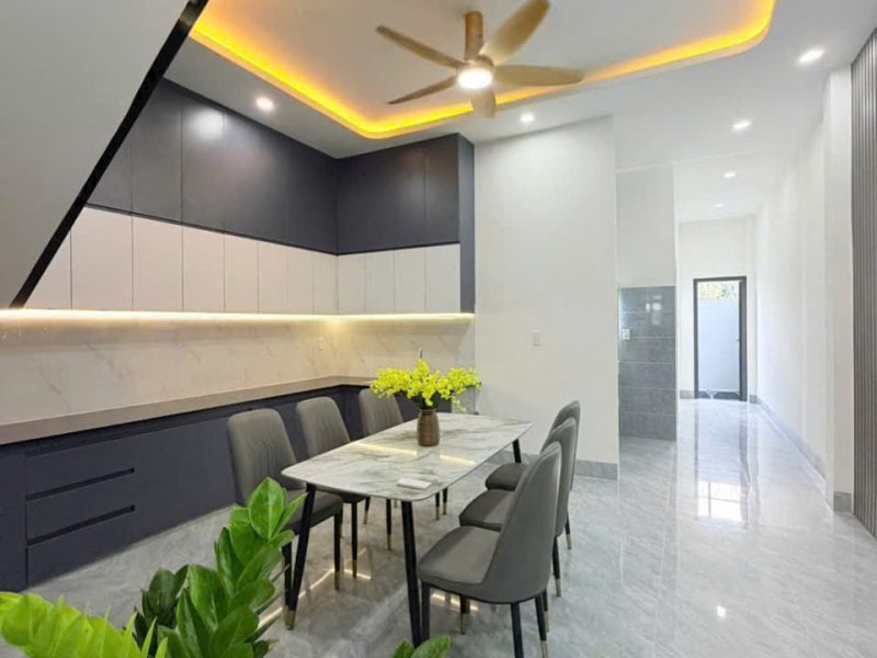 nha-lau-tan-co-dien-2-tang-mat-tien-nhua-gan-kcn-tan-huong-