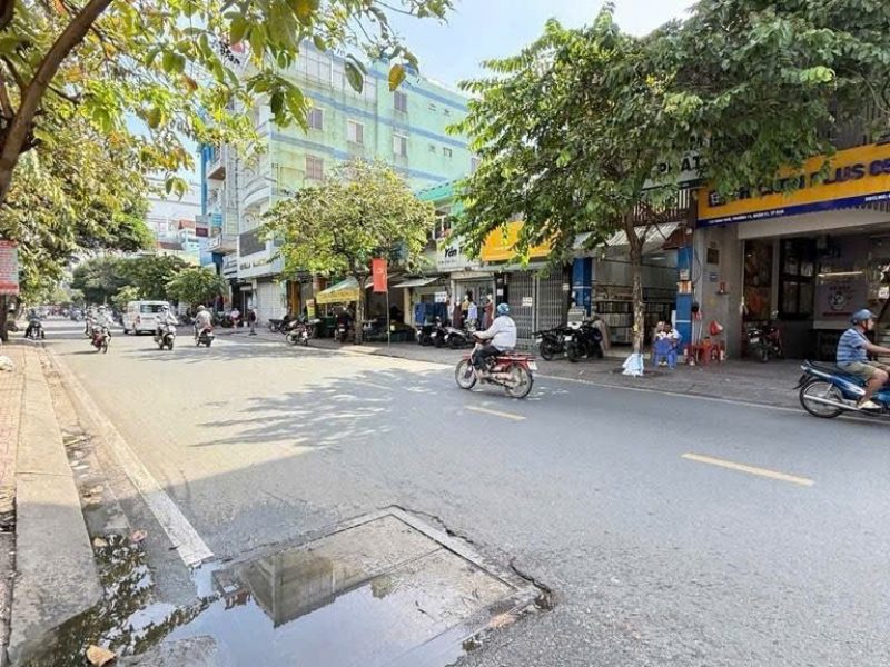 nha-3-tang-hem-xe-hoi-binh-thoi-nho-gon-nhung-du-cong-nang-cho-gia-dinh-tre