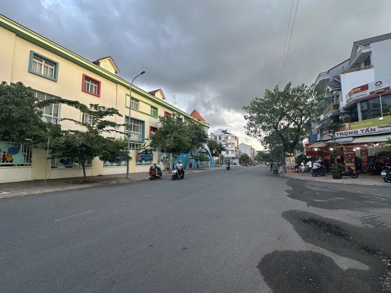 ban-nha-duong-so-6-kdc-em-dem-linh-xuan-thu-duc-tp-hcm-dt-90-m2-4-tang-