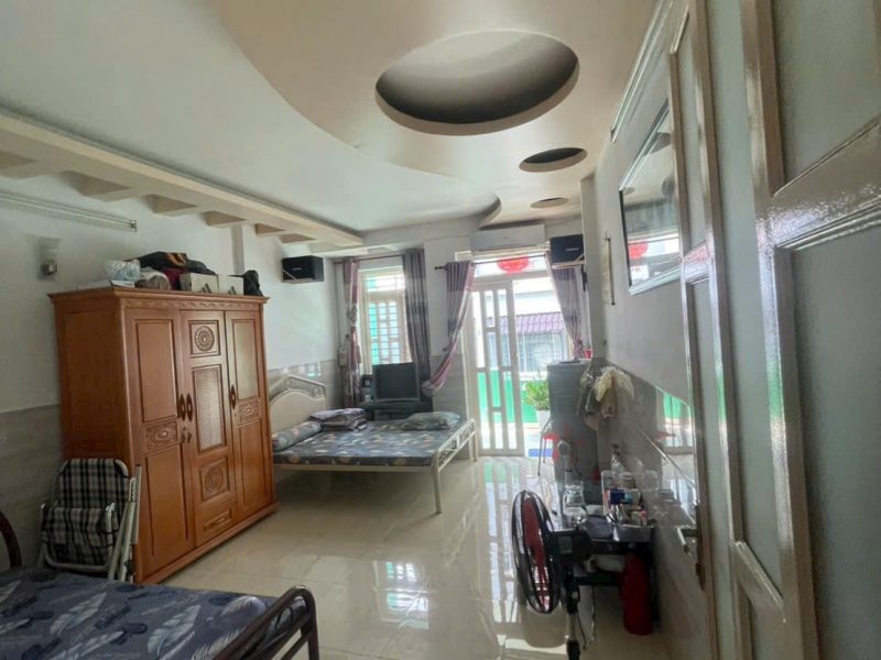 cuc-hiem-nha-2-mat-hem-vuon-lai-thong-tan-huong-quan-tan-phu-80m-chi