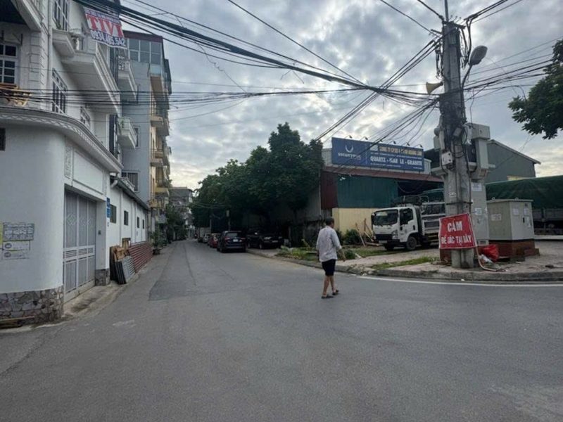 nha-that-sai-dong-long-bien-18-ty-100m-lo-goc-o-to-do-cua