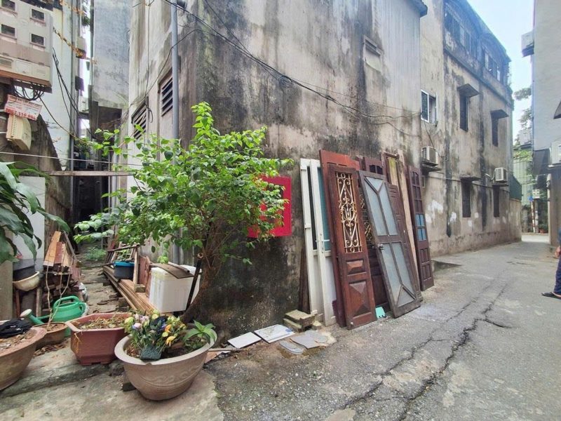 nha-that-sai-dong-long-bien-18-ty-100m-lo-goc-o-to-do-cua