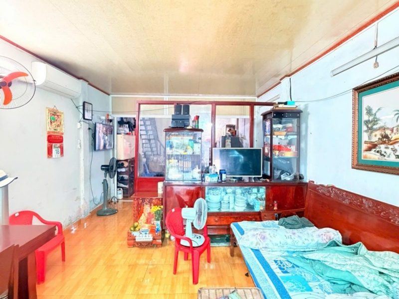 nha-hem-xe-hoi-gan-cho-ba-hoa-tiep-giap-bay-hien-thuan-tien-di-chuyen