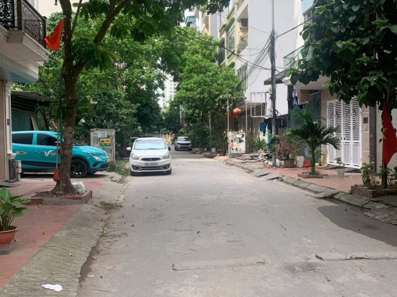 nguyen-van-cu-o-to-lui-cua-11-ty-55m-gan-pho-long-bien