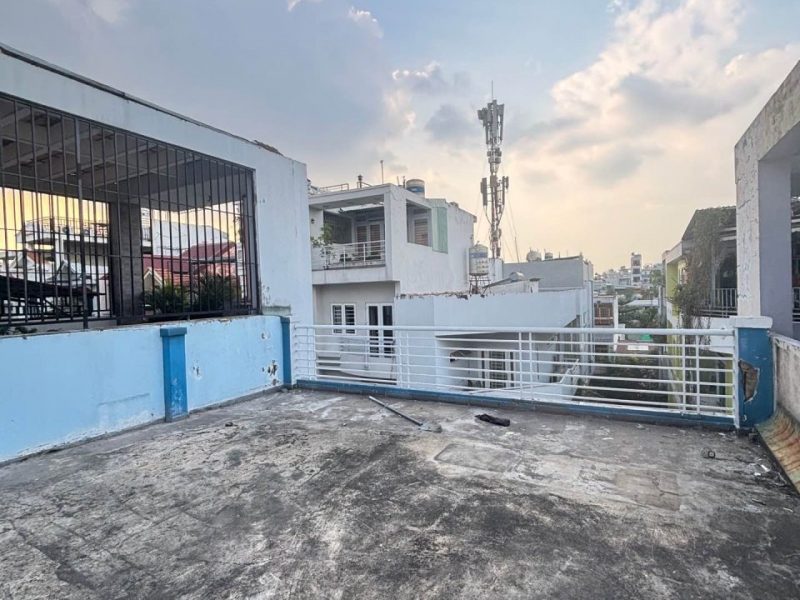 l2611-nha-hem-xe-tai-tranh-sat-emart-phan-van-tri-chi-13-x-ty