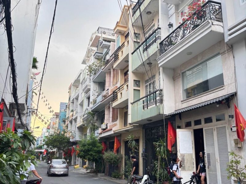 l2611-nha-hem-xe-tai-tranh-sat-emart-phan-van-tri-chi-13-x-ty