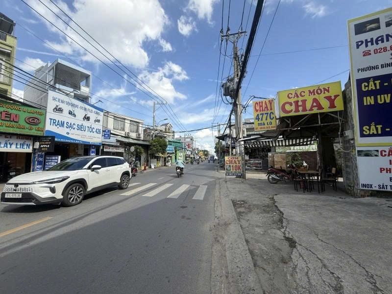 ban-nha-mat-tien-ma-lo-gan-le-van-quoi-ket-noi-ra-ql1a-13x27m-cap-4-tien