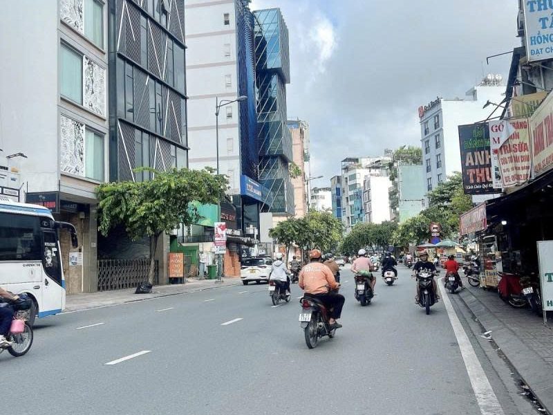 ban-nha-2-mat-tien-bach-dang-ngay-cv-gia-dinh-4x22m-8-tang-12pn-chao