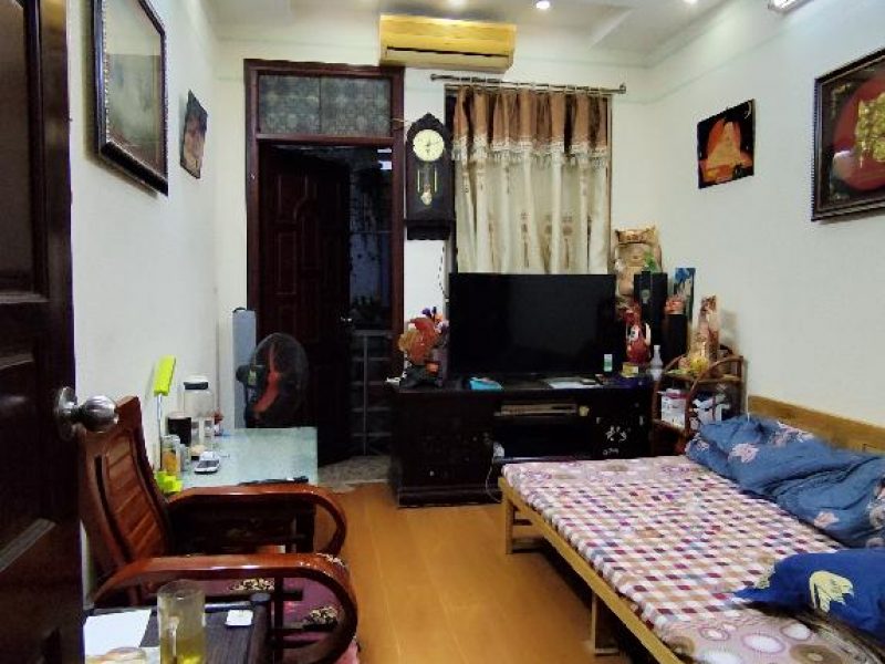 ban-nha-truong-dinh-4-tang-dan-xay-o-ngay-gan-pho-hai-ba-trung