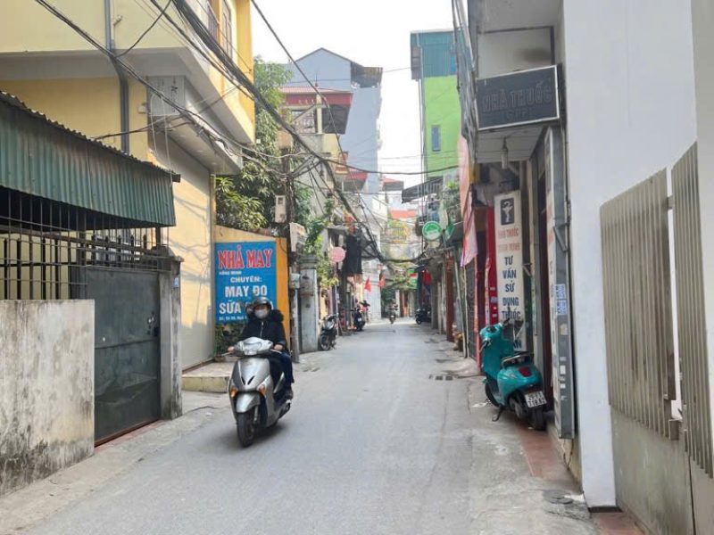 ban-nha-nguyen-chinh-5-tang-thang-may-long-lanh-o-to-tranh-kd-sam-uat-hoang-mai