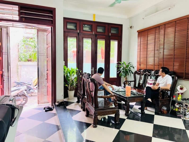 ban-nha-tay-tra-5-tang-long-lanh-dan-xay-o-ngay-lo-goc-o-to-qua-hoang-mai