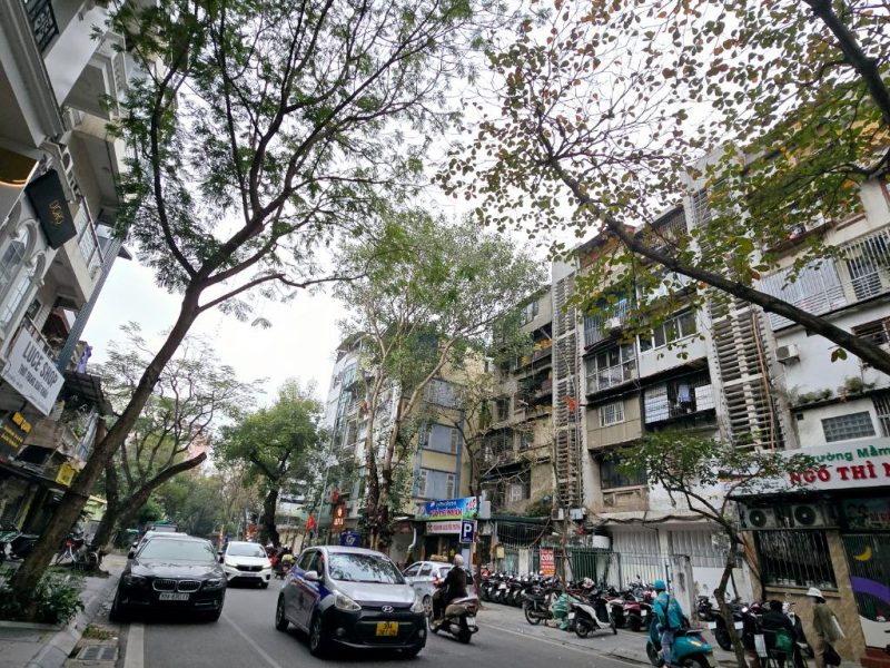 mat-pho-thi-sach-ban-nha-tap-the-2pn-o-ngay-hai-ba-trung