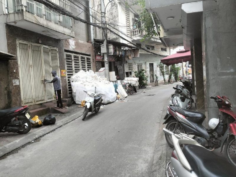 ban-nha-linh-nam-6-tang-phan-lo-via-he-o-to-tranh-kinh-doanh-hoang-mai