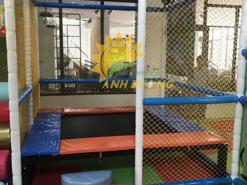 san-nhun-nhay-trampoline-ngoai-troi-cho-cac-be-mam-non