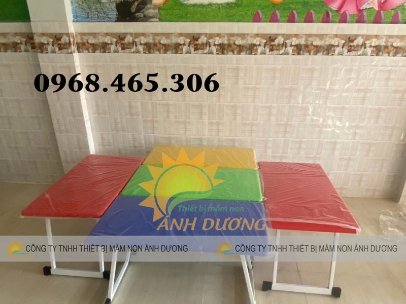 ban-nhua-mam-non-gap-chan-ghe-nhua-duc-mam-non