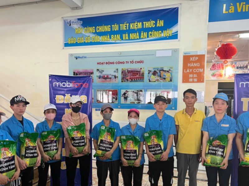 am-long-mua-bao-mobifone-tiep-tuc-trao-nhieu-phan-qua-tan-tay-nguoi-lao-dong-kh