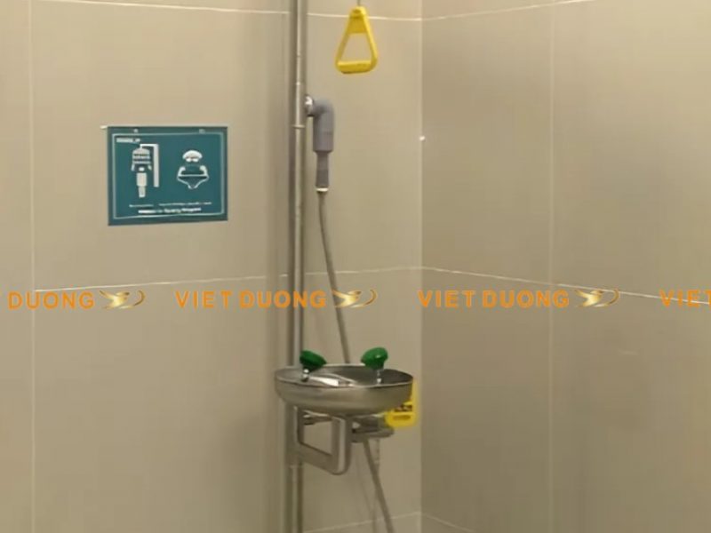 voi-sen-khan-cap-emergency-shower-and-eye-wash-phong-thi-nghiem