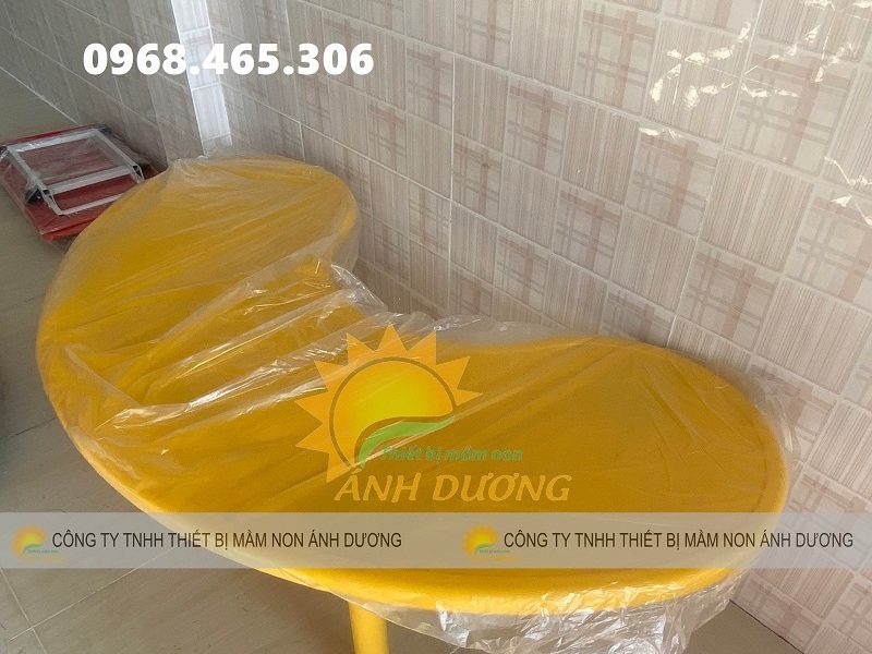 ban-ban-nguyet-mam-non-ban-oval-mam-non-nhap-khau