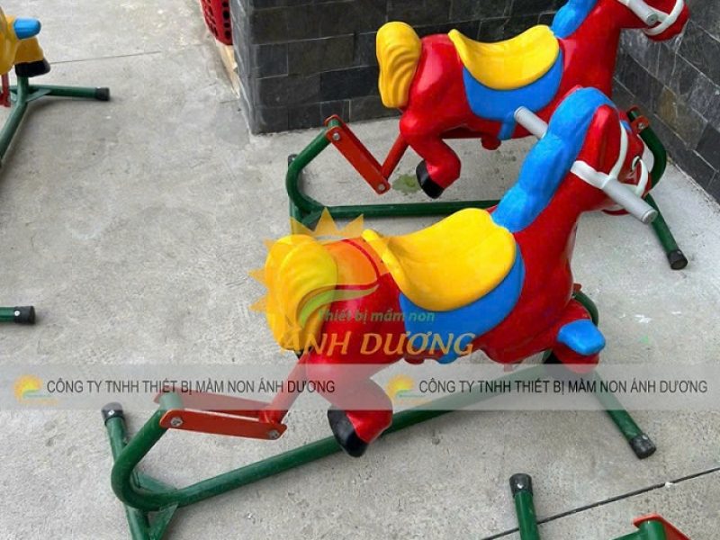 bap-benh-composite-khung-sat-danh-cho-tre-mam-non