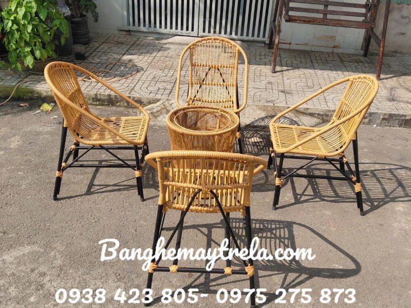 ban-ghe-cafe-so-nhua-nho-gon-gia-re