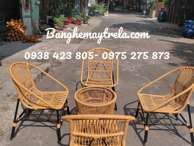ban-ghe-cafe-so-nhua-nho-gon-gia-re