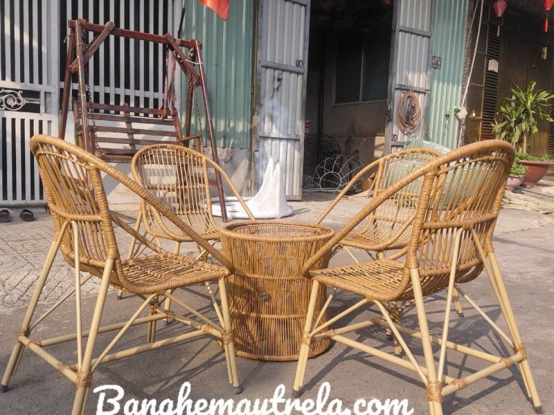 ban-ghe-cafe-so-nhua-nho-gon-gia-re