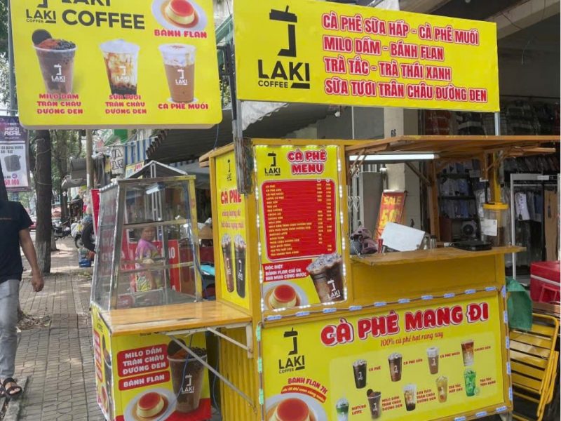 in-thi-cong-dan-decal-xe-ban-mang-di
