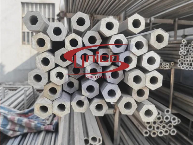 ong-luc-giac-inox-304-trong-thuc-te-san-xuat