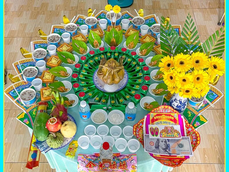 ga-trong-tren-mam-cung-bieu-tuong-linh-thieng-phuc-lanh